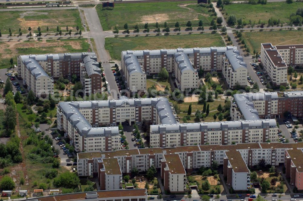 Berlin from above - Blick auf das Wohngebiet Weiße Taube in Berlin Hohenschönhausen. Die Wohnhäuser entstanden auf dem Gelände einer ehemaligen Gärtnerei in raumklimatisch gesunder Ziegelbauweise. Ebenfalls entstanden Kindertagesstätten, sowie Geschäfte, Arztpraxen, Büros und gastronomische Betriebe. Kontakt Vermietung: KCC Max Aicher Objekt Berlin GmbH & Co. KG, Vermietungsbüro: Schalkauer Straße 29, 13055 Berlin, Tel. +49(0)30 98608730; Kontakt Aicher: Ma Aicher GmbH & Co. KG, Teisenbergstraße 7, 83395 Freilassing, Tel. +49(0)8654 491 0, Fax +49(0)8654 491 210, Email: immobilien@max-aicher.de