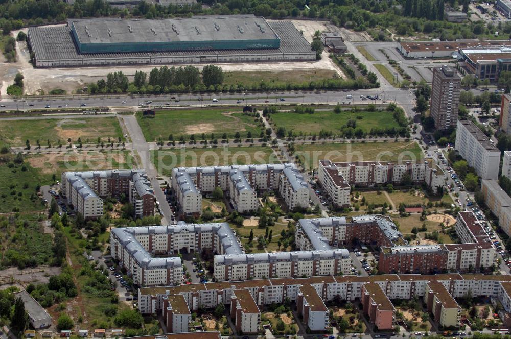 Berlin from the bird's eye view: Blick auf das Wohngebiet Weiße Taube in Berlin Hohenschönhausen. Die Wohnhäuser entstanden auf dem Gelände einer ehemaligen Gärtnerei in raumklimatisch gesunder Ziegelbauweise. Ebenfalls entstanden Kindertagesstätten, sowie Geschäfte, Arztpraxen, Büros und gastronomische Betriebe. Kontakt Vermietung: KCC Max Aicher Objekt Berlin GmbH & Co. KG, Vermietungsbüro: Schalkauer Straße 29, 13055 Berlin, Tel. +49(0)30 98608730; Kontakt Aicher: Ma Aicher GmbH & Co. KG, Teisenbergstraße 7, 83395 Freilassing, Tel. +49(0)8654 491 0, Fax +49(0)8654 491 210, Email: immobilien@max-aicher.de