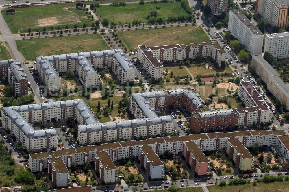 Berlin from above - Blick auf das Wohngebiet Weiße Taube in Berlin Hohenschönhausen. Die Wohnhäuser entstanden auf dem Gelände einer ehemaligen Gärtnerei in raumklimatisch gesunder Ziegelbauweise. Ebenfalls entstanden Kindertagesstätten, sowie Geschäfte, Arztpraxen, Büros und gastronomische Betriebe. Kontakt Vermietung: KCC Max Aicher Objekt Berlin GmbH & Co. KG, Vermietungsbüro: Schalkauer Straße 29, 13055 Berlin, Tel. +49(0)30 98608730; Kontakt Aicher: Ma Aicher GmbH & Co. KG, Teisenbergstraße 7, 83395 Freilassing, Tel. +49(0)8654 491 0, Fax +49(0)8654 491 210, Email: immobilien@max-aicher.de