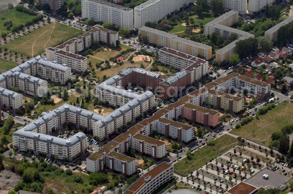 Berlin from the bird's eye view: Blick auf das Wohngebiet Weiße Taube in Berlin Hohenschönhausen. Die Wohnhäuser entstanden auf dem Gelände einer ehemaligen Gärtnerei in raumklimatisch gesunder Ziegelbauweise. Ebenfalls entstanden Kindertagesstätten, sowie Geschäfte, Arztpraxen, Büros und gastronomische Betriebe. Kontakt Vermietung: KCC Max Aicher Objekt Berlin GmbH & Co. KG, Vermietungsbüro: Schalkauer Straße 29, 13055 Berlin, Tel. +49(0)30 98608730; Kontakt Aicher: Ma Aicher GmbH & Co. KG, Teisenbergstraße 7, 83395 Freilassing, Tel. +49(0)8654 491 0, Fax +49(0)8654 491 210, Email: immobilien@max-aicher.de