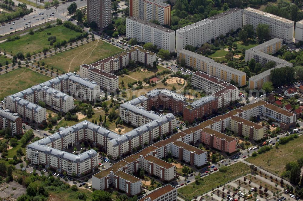 Aerial image Berlin - Blick auf das Wohngebiet Weiße Taube in Berlin Hohenschönhausen. Die Wohnhäuser entstanden auf dem Gelände einer ehemaligen Gärtnerei in raumklimatisch gesunder Ziegelbauweise. Ebenfalls entstanden Kindertagesstätten, sowie Geschäfte, Arztpraxen, Büros und gastronomische Betriebe. Kontakt Vermietung: KCC Max Aicher Objekt Berlin GmbH & Co. KG, Vermietungsbüro: Schalkauer Straße 29, 13055 Berlin, Tel. +49(0)30 98608730; Kontakt Aicher: Ma Aicher GmbH & Co. KG, Teisenbergstraße 7, 83395 Freilassing, Tel. +49(0)8654 491 0, Fax +49(0)8654 491 210, Email: immobilien@max-aicher.de