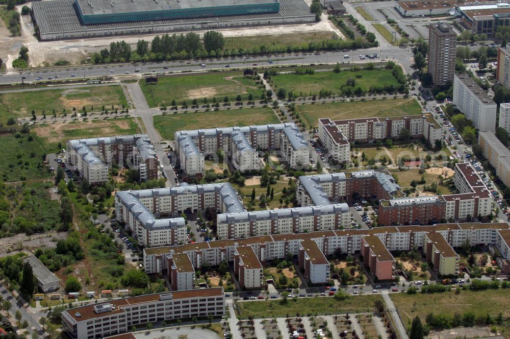 Berlin from above - Blick auf das Wohngebiet Weiße Taube in Berlin Hohenschönhausen. Die Wohnhäuser entstanden auf dem Gelände einer ehemaligen Gärtnerei in raumklimatisch gesunder Ziegelbauweise. Ebenfalls entstanden Kindertagesstätten, sowie Geschäfte, Arztpraxen, Büros und gastronomische Betriebe. Kontakt Vermietung: KCC Max Aicher Objekt Berlin GmbH & Co. KG, Vermietungsbüro: Schalkauer Straße 29, 13055 Berlin, Tel. +49(0)30 98608730; Kontakt Aicher: Ma Aicher GmbH & Co. KG, Teisenbergstraße 7, 83395 Freilassing, Tel. +49(0)8654 491 0, Fax +49(0)8654 491 210, Email: immobilien@max-aicher.de