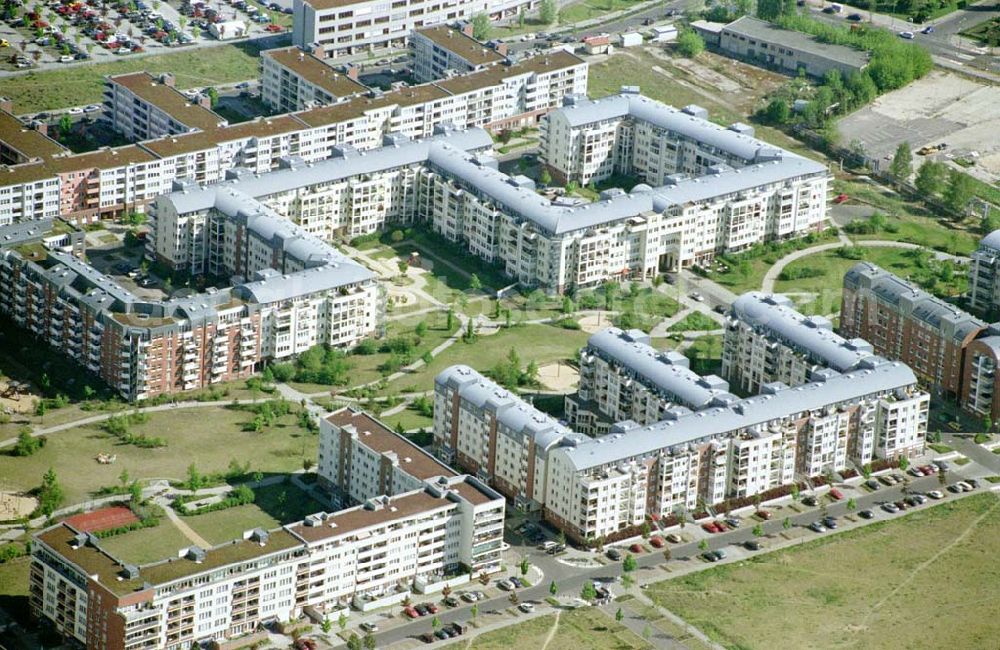 Berlin/Hohenschönhausen from the bird's eye view: Wohngebiet Weiße Taube in Berlin - Hohenschönhausen. Datum: 05.05.03