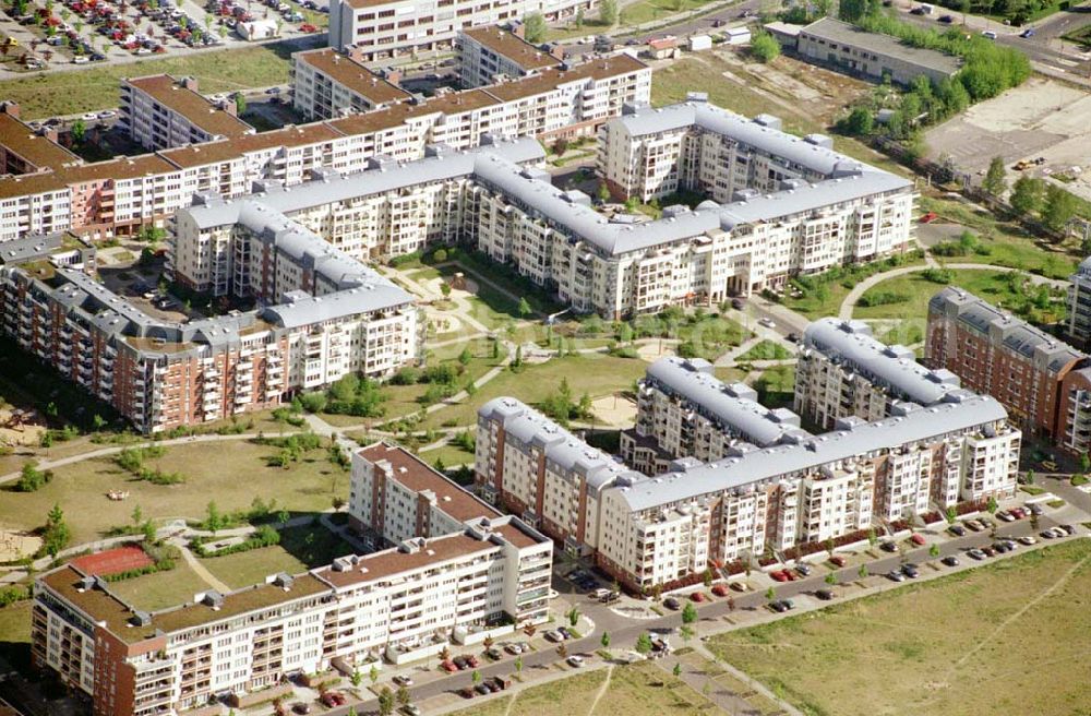 Aerial image Berlin/Hohenschönhausen - Wohngebiet Weiße Taube in Berlin - Hohenschönhausen. Datum: 05.05.03