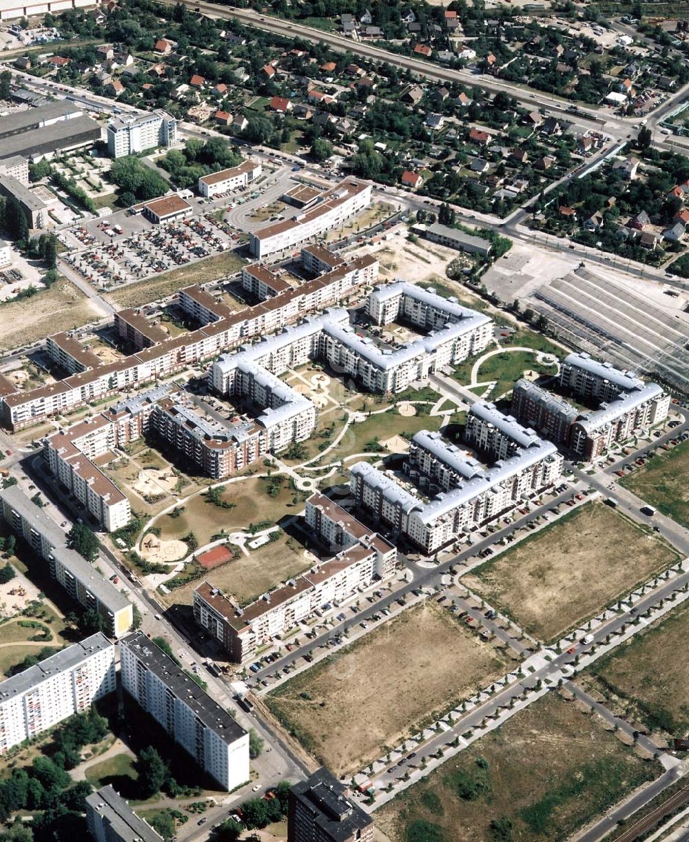 Aerial photograph Berlin - Hohenschönhausen - Wohngebiet Weiße Taube an der Landsberger Allee in Berlin - Hohenschönhausen.