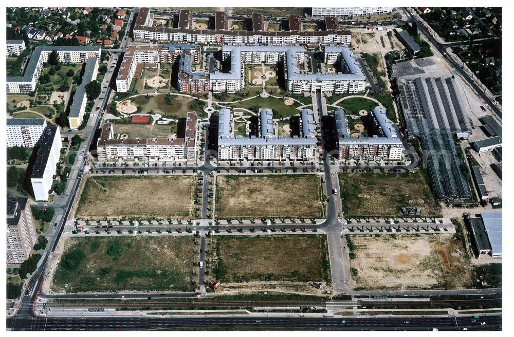 Berlin - Hohenschönhausen from above - Wohngebiet Weiße Taube an der Landsberger Allee in Berlin - Hohenschönhausen.