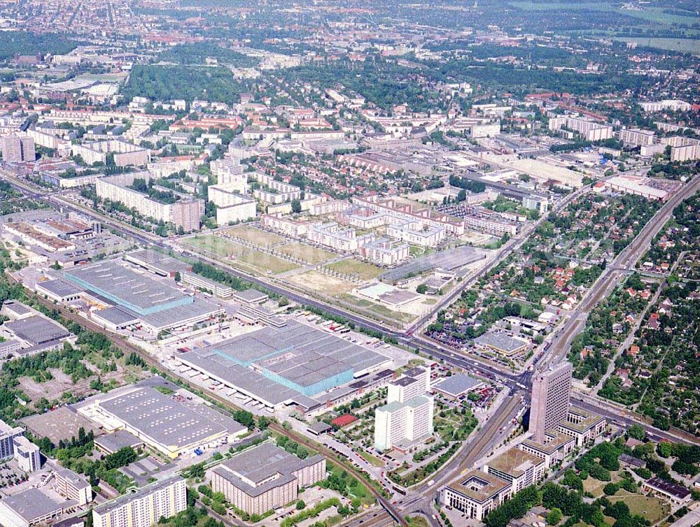 Aerial photograph Berlin - Hohenschönhausen - Wohngebiet Weiße Taube an der Landsberger Allee in Berlin - Hohenschönhausen.