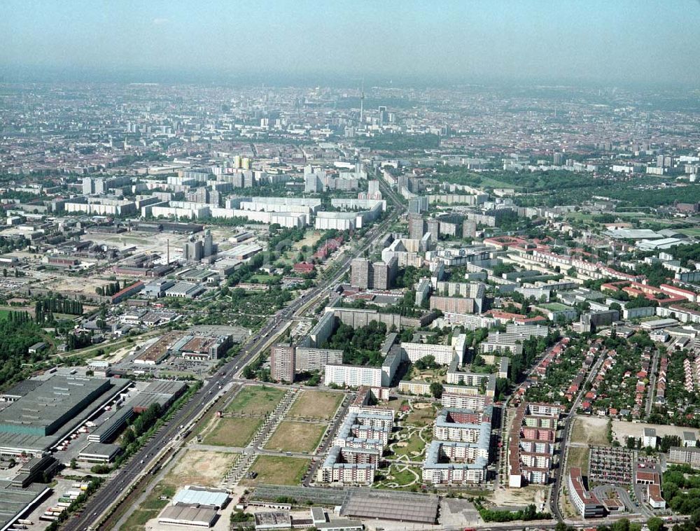 Berlin - Hohenschönhausen from above - Wohngebiet Weiße Taube an der Landsberger Allee in Berlin - Hohenschönhausen.