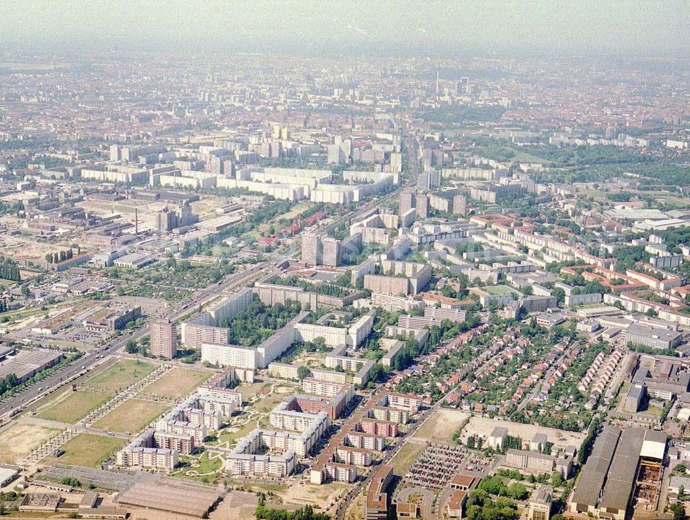 Aerial image Berlin - Hohenschönhausen - Wohngebiet Weiße Taube an der Landsberger Allee in Berlin - Hohenschönhausen.