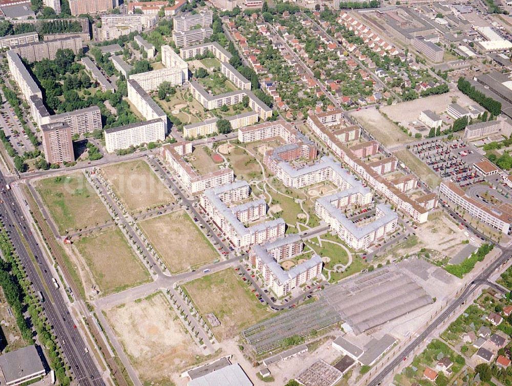 Aerial photograph Berlin - Hohenschönhausen - Wohngebiet Weiße Taube an der Landsberger Allee in Berlin - Hohenschönhausen.