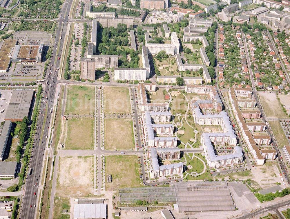 Berlin - Hohenschönhausen from above - Wohngebiet Weiße Taube an der Landsberger Allee in Berlin - Hohenschönhausen.