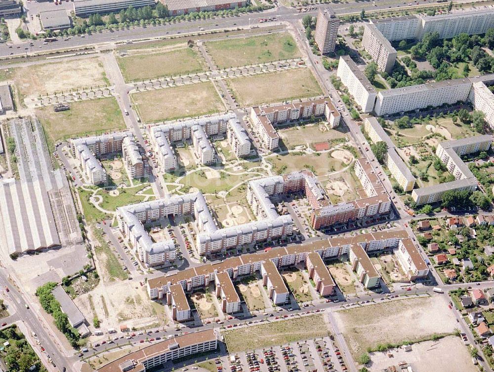 Berlin - Hohenschönhausen from the bird's eye view: Wohngebiet Weiße Taube an der Landsberger Allee in Berlin - Hohenschönhausen.