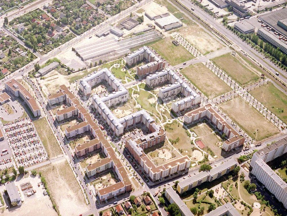 Aerial photograph Berlin - Hohenschönhausen - Wohngebiet Weiße Taube an der Landsberger Allee in Berlin - Hohenschönhausen.