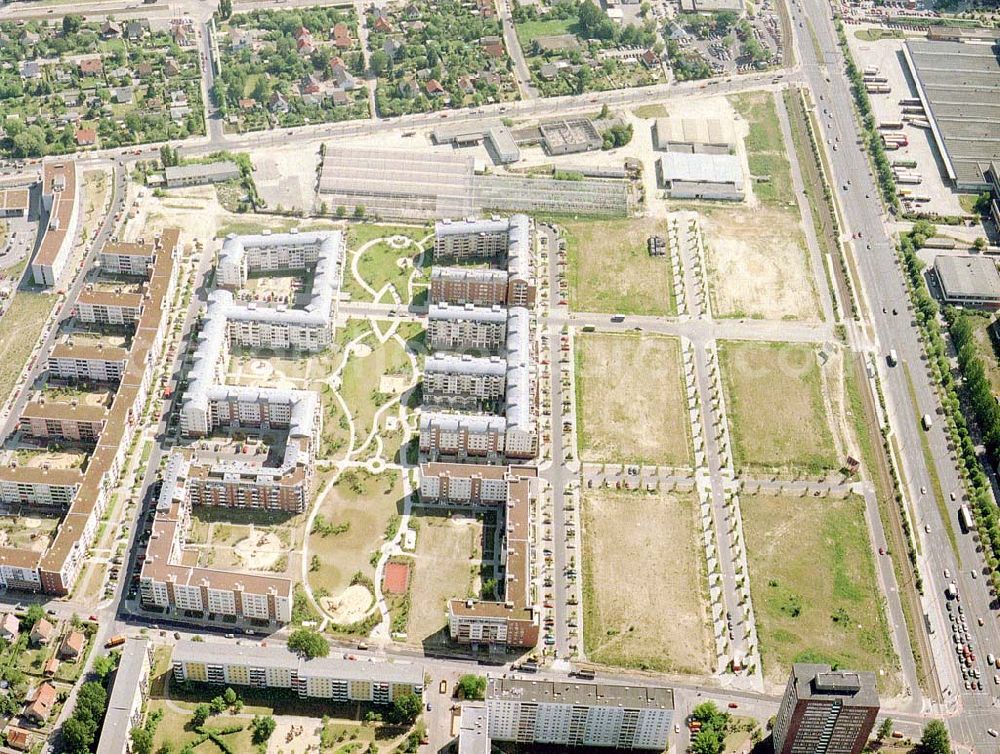 Berlin - Hohenschönhausen from above - Wohngebiet Weiße Taube an der Landsberger Allee in Berlin - Hohenschönhausen.