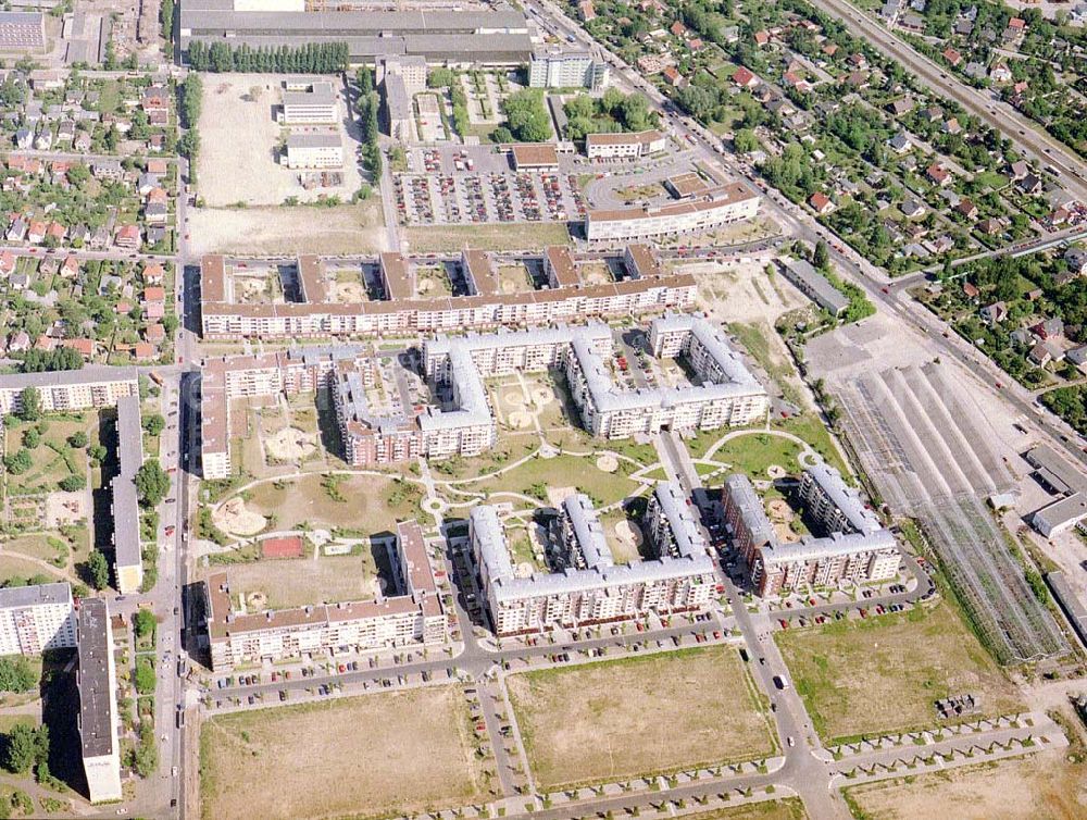 Aerial image Berlin - Hohenschönhausen - Wohngebiet Weiße Taube an der Landsberger Allee in Berlin - Hohenschönhausen.