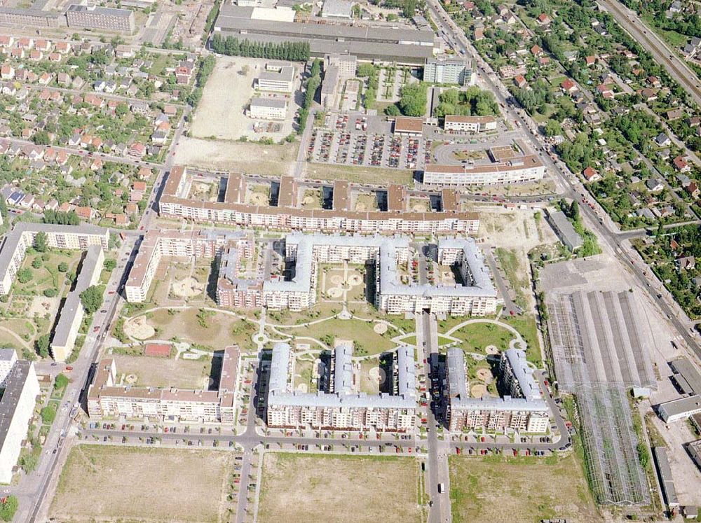 Aerial image Berlin - Hohenschönhausen - Wohngebiet Weiße Taube an der Landsberger Allee in Berlin - Hohenschönhausen.