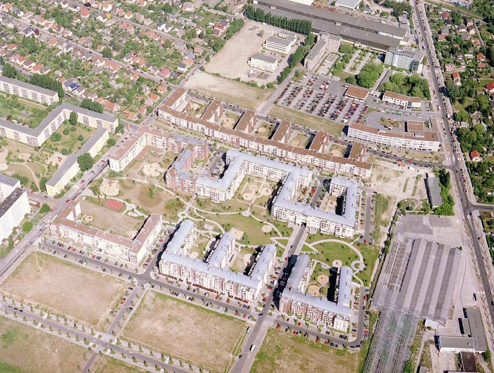 Aerial photograph Berlin - Hohenschönhausen - Wohngebiet Weiße Taube an der Landsberger Allee in Berlin - Hohenschönhausen.