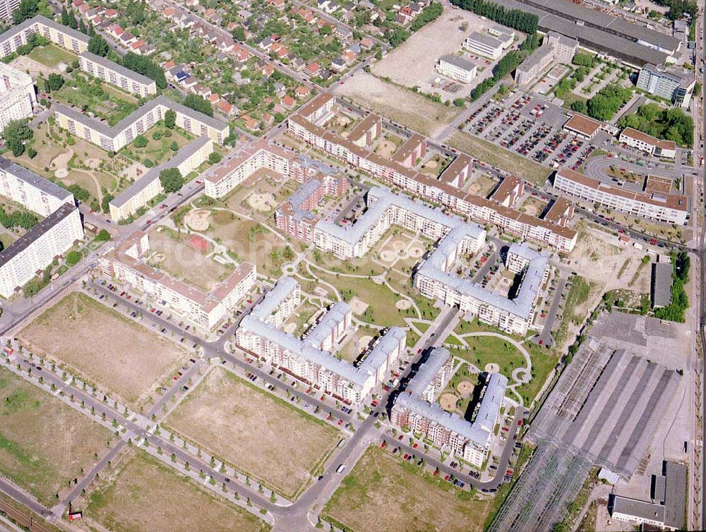 Berlin - Hohenschönhausen from above - Wohngebiet Weiße Taube an der Landsberger Allee in Berlin - Hohenschönhausen.