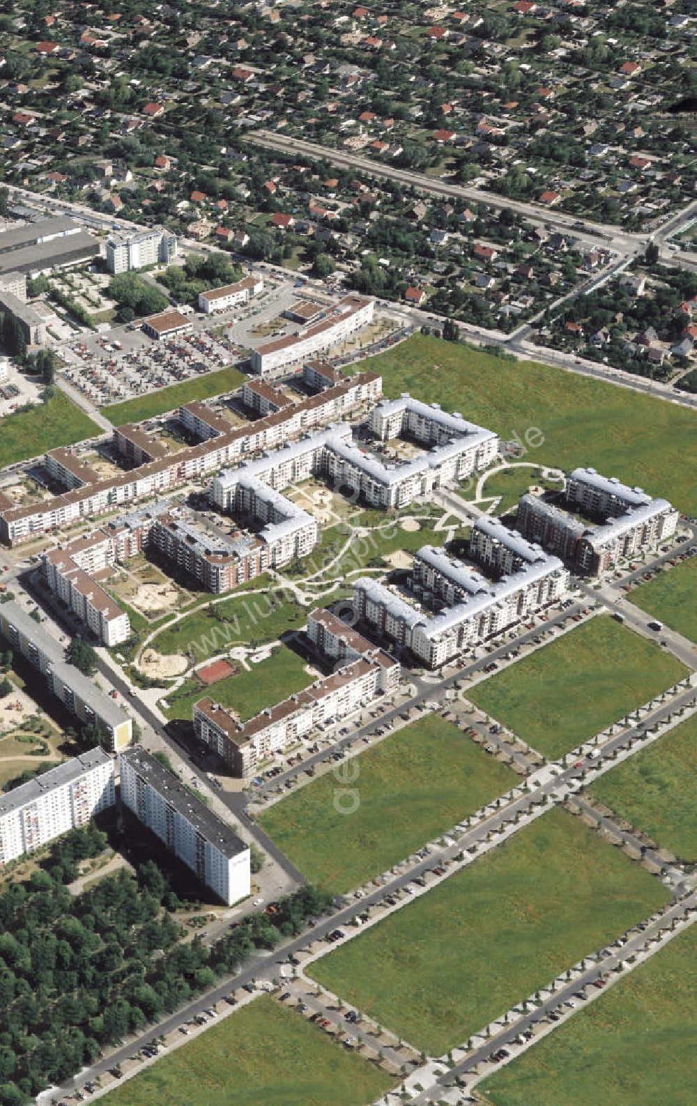 Aerial image Berlin - Hohenschönhausen - Wohngebiet Weiße Taube an der Landsberger Allee in Berlin - Hohenschönhausen.