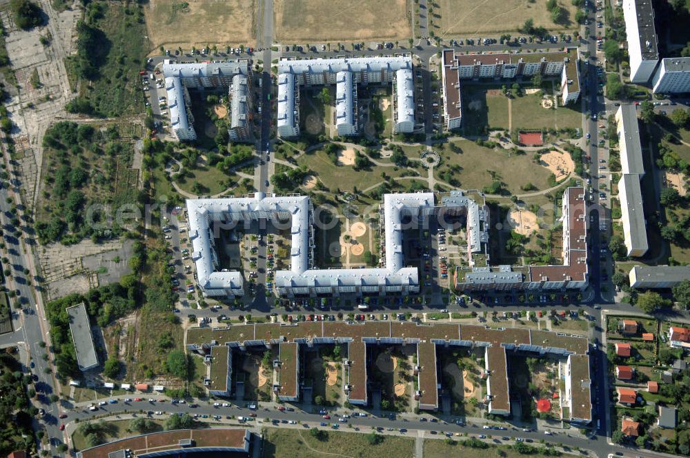 Aerial photograph Berlin - Blick auf das Wohngebiet Weiße Taube an der Landsberger Allee / Schalkauer Strasse in Berlin - Hohenschönhausen.Auf dem Gelände einer ehemaligen Gärtnerei entstanden in raumklimatisch gesunder Ziegelbauweise geförderte 1,5 bis 4-Zimmerwohnungen von ca. 50 bis über 100 m², zwei Kindertagesstätten, Räumlichkeiten für eine gemischte gewerbliche Struktur: Geschäfte, Arztpraxen, Büros und gastronomische Betriebe - rundum ein umfassendes Güter- und Dienstleistungsangebot in einem weitgehend eigenständigen, attraktiven Wohngebiet. WWW.MAX-AICHER-IMMOBILIEN.de KCC Max Aicher Objekt Berlin GmbH & Co. KG, Vermietungsbüro: Schalkauer Str. 29, 13055 Berlin, Tel.: 030/98608730