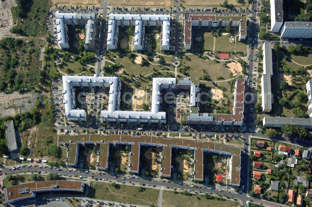 Berlin from above - Blick auf das Wohngebiet Weiße Taube an der Landsberger Allee / Schalkauer Strasse in Berlin - Hohenschönhausen.Auf dem Gelände einer ehemaligen Gärtnerei entstanden in raumklimatisch gesunder Ziegelbauweise geförderte 1,5 bis 4-Zimmerwohnungen von ca. 50 bis über 100 m², zwei Kindertagesstätten, Räumlichkeiten für eine gemischte gewerbliche Struktur: Geschäfte, Arztpraxen, Büros und gastronomische Betriebe - rundum ein umfassendes Güter- und Dienstleistungsangebot in einem weitgehend eigenständigen, attraktiven Wohngebiet. WWW.MAX-AICHER-IMMOBILIEN.de KCC Max Aicher Objekt Berlin GmbH & Co. KG, Vermietungsbüro: Schalkauer Str. 29, 13055 Berlin, Tel.: 030/98608730