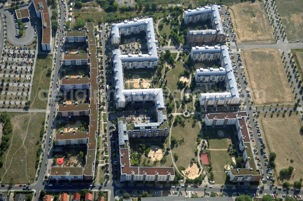 Berlin from the bird's eye view: Blick auf das Wohngebiet Weiße Taube an der Landsberger Allee / Schalkauer Strasse in Berlin - Hohenschönhausen.Auf dem Gelände einer ehemaligen Gärtnerei entstanden in raumklimatisch gesunder Ziegelbauweise geförderte 1,5 bis 4-Zimmerwohnungen von ca. 50 bis über 100 m², zwei Kindertagesstätten, Räumlichkeiten für eine gemischte gewerbliche Struktur: Geschäfte, Arztpraxen, Büros und gastronomische Betriebe - rundum ein umfassendes Güter- und Dienstleistungsangebot in einem weitgehend eigenständigen, attraktiven Wohngebiet. WWW.MAX-AICHER-IMMOBILIEN.de KCC Max Aicher Objekt Berlin GmbH & Co. KG, Vermietungsbüro: Schalkauer Str. 29, 13055 Berlin, Tel.: 030/98608730