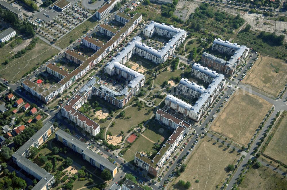 Aerial image Berlin - Blick auf das Wohngebiet Weiße Taube an der Landsberger Allee / Schalkauer Strasse in Berlin - Hohenschönhausen.Auf dem Gelände einer ehemaligen Gärtnerei entstanden in raumklimatisch gesunder Ziegelbauweise geförderte 1,5 bis 4-Zimmerwohnungen von ca. 50 bis über 100 m², zwei Kindertagesstätten, Räumlichkeiten für eine gemischte gewerbliche Struktur: Geschäfte, Arztpraxen, Büros und gastronomische Betriebe - rundum ein umfassendes Güter- und Dienstleistungsangebot in einem weitgehend eigenständigen, attraktiven Wohngebiet. WWW.MAX-AICHER-IMMOBILIEN.de KCC Max Aicher Objekt Berlin GmbH & Co. KG, Vermietungsbüro: Schalkauer Str. 29, 13055 Berlin, Tel.: 030/98608730