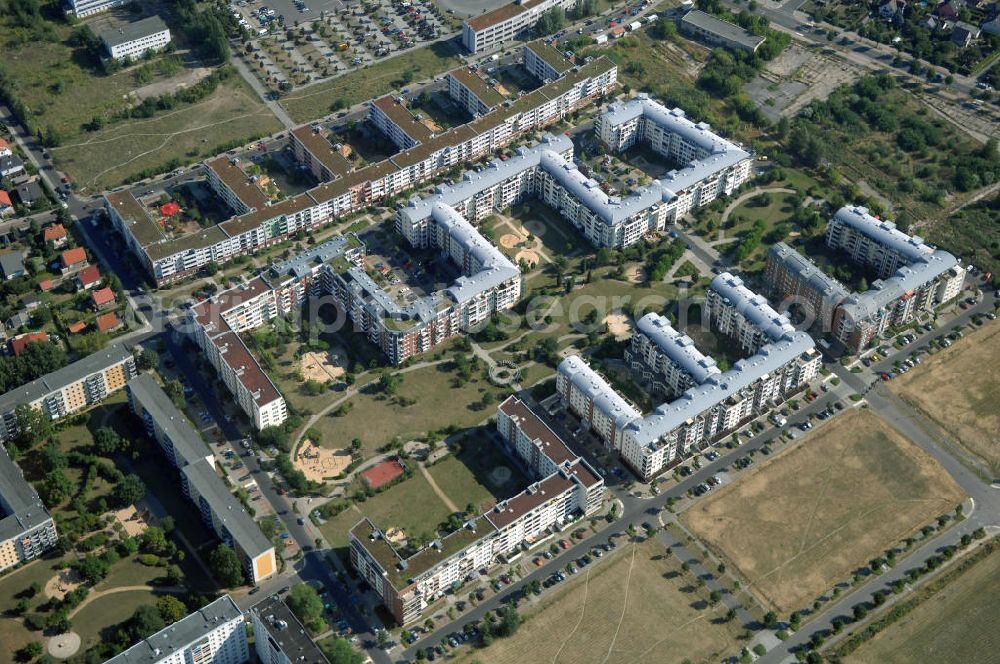 Aerial photograph Berlin - Blick auf das Wohngebiet Weiße Taube an der Landsberger Allee / Schalkauer Strasse in Berlin - Hohenschönhausen.Auf dem Gelände einer ehemaligen Gärtnerei entstanden in raumklimatisch gesunder Ziegelbauweise geförderte 1,5 bis 4-Zimmerwohnungen von ca. 50 bis über 100 m², zwei Kindertagesstätten, Räumlichkeiten für eine gemischte gewerbliche Struktur: Geschäfte, Arztpraxen, Büros und gastronomische Betriebe - rundum ein umfassendes Güter- und Dienstleistungsangebot in einem weitgehend eigenständigen, attraktiven Wohngebiet. WWW.MAX-AICHER-IMMOBILIEN.de KCC Max Aicher Objekt Berlin GmbH & Co. KG, Vermietungsbüro: Schalkauer Str. 29, 13055 Berlin, Tel.: 030/98608730