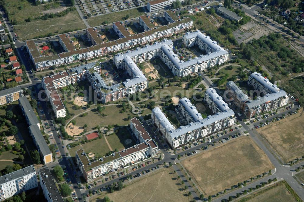 Berlin from above - Blick auf das Wohngebiet Weiße Taube an der Landsberger Allee / Schalkauer Strasse in Berlin - Hohenschönhausen.Auf dem Gelände einer ehemaligen Gärtnerei entstanden in raumklimatisch gesunder Ziegelbauweise geförderte 1,5 bis 4-Zimmerwohnungen von ca. 50 bis über 100 m², zwei Kindertagesstätten, Räumlichkeiten für eine gemischte gewerbliche Struktur: Geschäfte, Arztpraxen, Büros und gastronomische Betriebe - rundum ein umfassendes Güter- und Dienstleistungsangebot in einem weitgehend eigenständigen, attraktiven Wohngebiet. WWW.MAX-AICHER-IMMOBILIEN.de KCC Max Aicher Objekt Berlin GmbH & Co. KG, Vermietungsbüro: Schalkauer Str. 29, 13055 Berlin, Tel.: 030/98608730