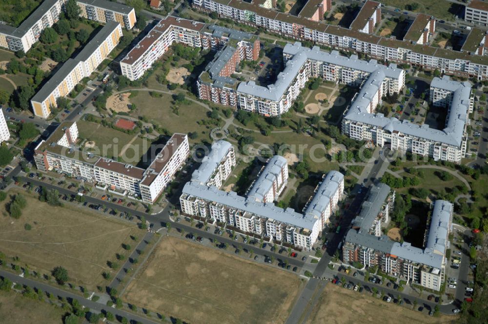 Berlin from the bird's eye view: Blick auf das Wohngebiet Weiße Taube an der Landsberger Allee / Schalkauer Strasse in Berlin - Hohenschönhausen.Auf dem Gelände einer ehemaligen Gärtnerei entstanden in raumklimatisch gesunder Ziegelbauweise geförderte 1,5 bis 4-Zimmerwohnungen von ca. 50 bis über 100 m², zwei Kindertagesstätten, Räumlichkeiten für eine gemischte gewerbliche Struktur: Geschäfte, Arztpraxen, Büros und gastronomische Betriebe - rundum ein umfassendes Güter- und Dienstleistungsangebot in einem weitgehend eigenständigen, attraktiven Wohngebiet. WWW.MAX-AICHER-IMMOBILIEN.de KCC Max Aicher Objekt Berlin GmbH & Co. KG, Vermietungsbüro: Schalkauer Str. 29, 13055 Berlin, Tel.: 030/98608730