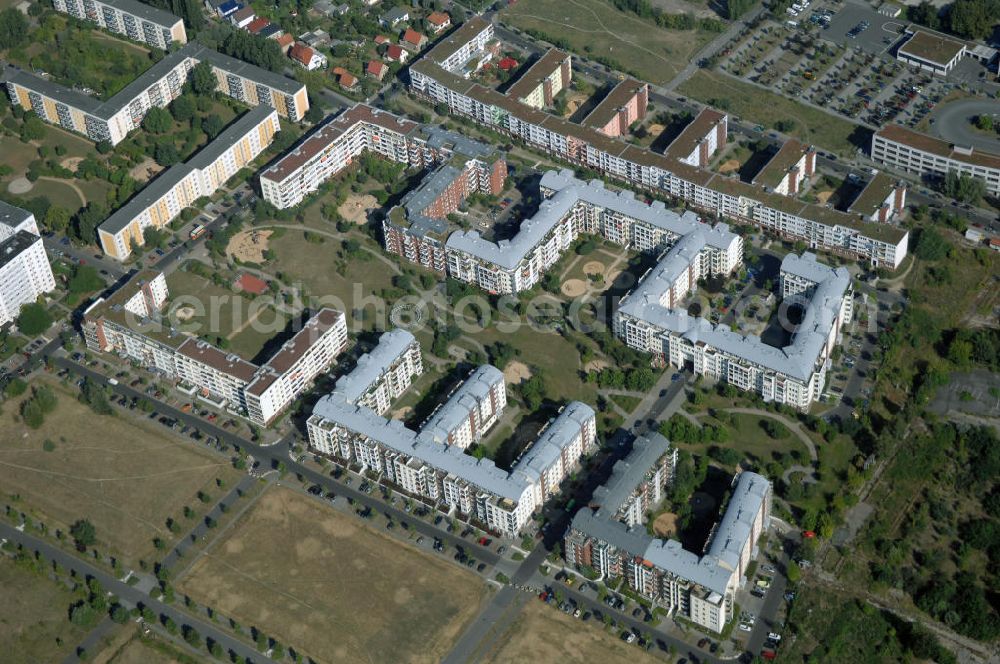 Aerial image Berlin - Blick auf das Wohngebiet Weiße Taube an der Landsberger Allee / Schalkauer Strasse in Berlin - Hohenschönhausen.Auf dem Gelände einer ehemaligen Gärtnerei entstanden in raumklimatisch gesunder Ziegelbauweise geförderte 1,5 bis 4-Zimmerwohnungen von ca. 50 bis über 100 m², zwei Kindertagesstätten, Räumlichkeiten für eine gemischte gewerbliche Struktur: Geschäfte, Arztpraxen, Büros und gastronomische Betriebe - rundum ein umfassendes Güter- und Dienstleistungsangebot in einem weitgehend eigenständigen, attraktiven Wohngebiet. WWW.MAX-AICHER-IMMOBILIEN.de KCC Max Aicher Objekt Berlin GmbH & Co. KG, Vermietungsbüro: Schalkauer Str. 29, 13055 Berlin, Tel.: 030/98608730