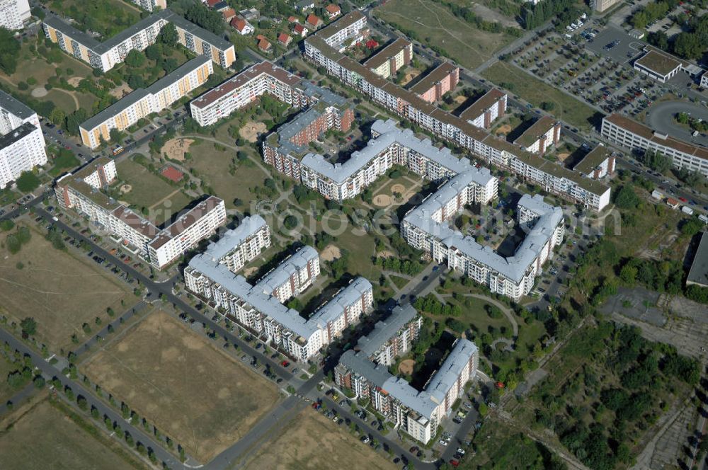 Aerial photograph Berlin - Blick auf das Wohngebiet Weiße Taube an der Landsberger Allee / Schalkauer Strasse in Berlin - Hohenschönhausen.Auf dem Gelände einer ehemaligen Gärtnerei entstanden in raumklimatisch gesunder Ziegelbauweise geförderte 1,5 bis 4-Zimmerwohnungen von ca. 50 bis über 100 m², zwei Kindertagesstätten, Räumlichkeiten für eine gemischte gewerbliche Struktur: Geschäfte, Arztpraxen, Büros und gastronomische Betriebe - rundum ein umfassendes Güter- und Dienstleistungsangebot in einem weitgehend eigenständigen, attraktiven Wohngebiet. WWW.MAX-AICHER-IMMOBILIEN.de KCC Max Aicher Objekt Berlin GmbH & Co. KG, Vermietungsbüro: Schalkauer Str. 29, 13055 Berlin, Tel.: 030/98608730