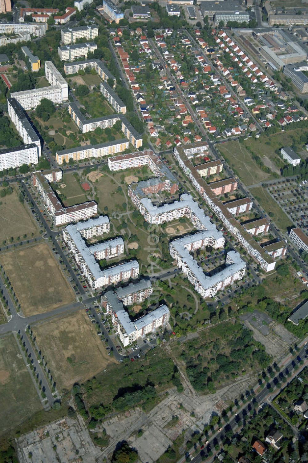 Berlin from above - Blick auf das Wohngebiet Weiße Taube an der Landsberger Allee / Schalkauer Strasse in Berlin - Hohenschönhausen.Auf dem Gelände einer ehemaligen Gärtnerei entstanden in raumklimatisch gesunder Ziegelbauweise geförderte 1,5 bis 4-Zimmerwohnungen von ca. 50 bis über 100 m², zwei Kindertagesstätten, Räumlichkeiten für eine gemischte gewerbliche Struktur: Geschäfte, Arztpraxen, Büros und gastronomische Betriebe - rundum ein umfassendes Güter- und Dienstleistungsangebot in einem weitgehend eigenständigen, attraktiven Wohngebiet. WWW.MAX-AICHER-IMMOBILIEN.de KCC Max Aicher Objekt Berlin GmbH & Co. KG, Vermietungsbüro: Schalkauer Str. 29, 13055 Berlin, Tel.: 030/98608730