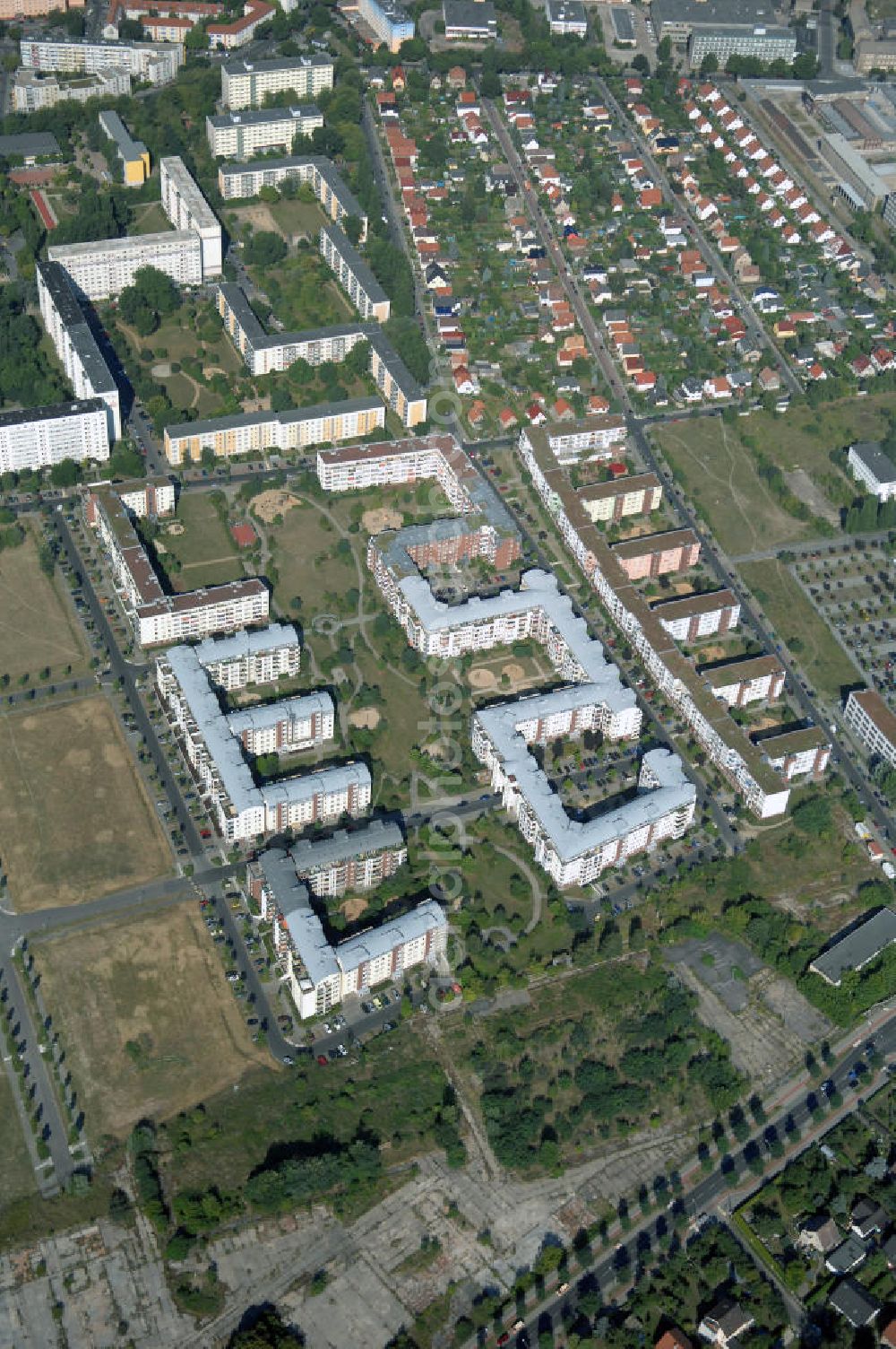 Berlin from the bird's eye view: Blick auf das Wohngebiet Weiße Taube an der Landsberger Allee / Schalkauer Strasse in Berlin - Hohenschönhausen.Auf dem Gelände einer ehemaligen Gärtnerei entstanden in raumklimatisch gesunder Ziegelbauweise geförderte 1,5 bis 4-Zimmerwohnungen von ca. 50 bis über 100 m², zwei Kindertagesstätten, Räumlichkeiten für eine gemischte gewerbliche Struktur: Geschäfte, Arztpraxen, Büros und gastronomische Betriebe - rundum ein umfassendes Güter- und Dienstleistungsangebot in einem weitgehend eigenständigen, attraktiven Wohngebiet. WWW.MAX-AICHER-IMMOBILIEN.de KCC Max Aicher Objekt Berlin GmbH & Co. KG, Vermietungsbüro: Schalkauer Str. 29, 13055 Berlin, Tel.: 030/98608730