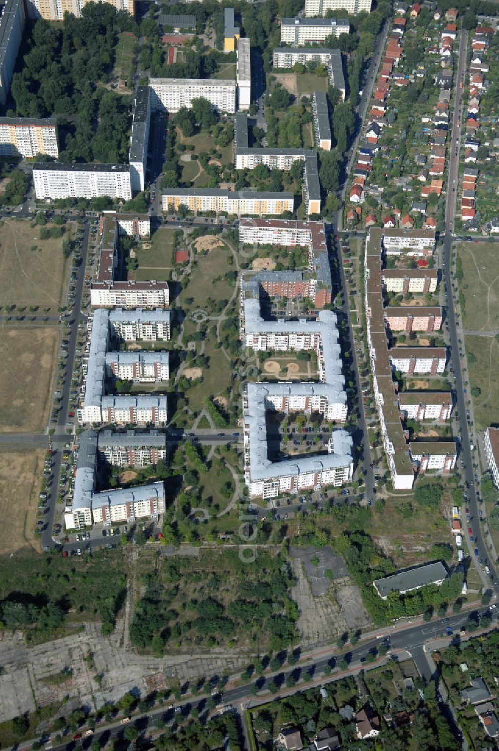 Aerial image Berlin - Blick auf das Wohngebiet Weiße Taube an der Landsberger Allee / Schalkauer Strasse in Berlin - Hohenschönhausen.Auf dem Gelände einer ehemaligen Gärtnerei entstanden in raumklimatisch gesunder Ziegelbauweise geförderte 1,5 bis 4-Zimmerwohnungen von ca. 50 bis über 100 m², zwei Kindertagesstätten, Räumlichkeiten für eine gemischte gewerbliche Struktur: Geschäfte, Arztpraxen, Büros und gastronomische Betriebe - rundum ein umfassendes Güter- und Dienstleistungsangebot in einem weitgehend eigenständigen, attraktiven Wohngebiet. WWW.MAX-AICHER-IMMOBILIEN.de KCC Max Aicher Objekt Berlin GmbH & Co. KG, Vermietungsbüro: Schalkauer Str. 29, 13055 Berlin, Tel.: 030/98608730