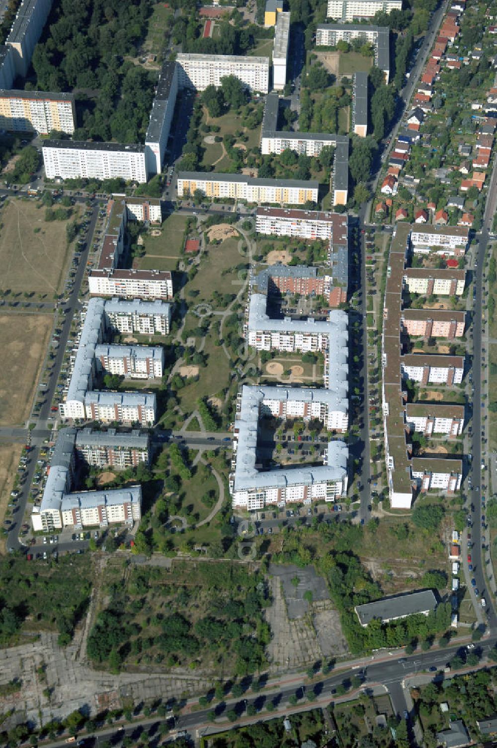 Aerial photograph Berlin - Blick auf das Wohngebiet Weiße Taube an der Landsberger Allee / Schalkauer Strasse in Berlin - Hohenschönhausen.Auf dem Gelände einer ehemaligen Gärtnerei entstanden in raumklimatisch gesunder Ziegelbauweise geförderte 1,5 bis 4-Zimmerwohnungen von ca. 50 bis über 100 m², zwei Kindertagesstätten, Räumlichkeiten für eine gemischte gewerbliche Struktur: Geschäfte, Arztpraxen, Büros und gastronomische Betriebe - rundum ein umfassendes Güter- und Dienstleistungsangebot in einem weitgehend eigenständigen, attraktiven Wohngebiet. WWW.MAX-AICHER-IMMOBILIEN.de KCC Max Aicher Objekt Berlin GmbH & Co. KG, Vermietungsbüro: Schalkauer Str. 29, 13055 Berlin, Tel.: 030/98608730