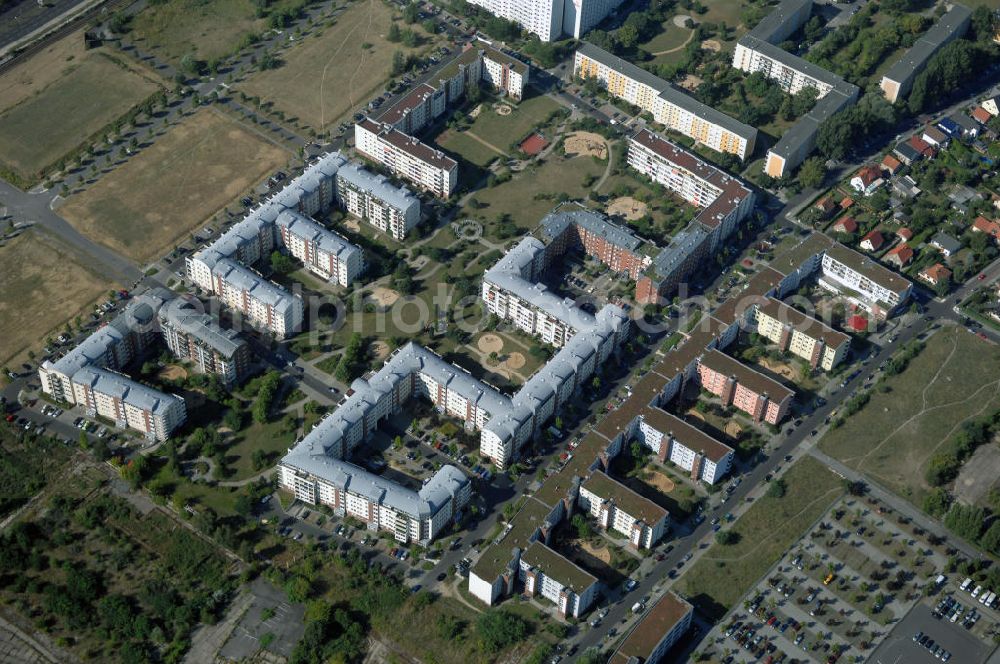 Berlin from above - Blick auf das Wohngebiet Weiße Taube an der Landsberger Allee / Schalkauer Strasse in Berlin - Hohenschönhausen.Auf dem Gelände einer ehemaligen Gärtnerei entstanden in raumklimatisch gesunder Ziegelbauweise geförderte 1,5 bis 4-Zimmerwohnungen von ca. 50 bis über 100 m², zwei Kindertagesstätten, Räumlichkeiten für eine gemischte gewerbliche Struktur: Geschäfte, Arztpraxen, Büros und gastronomische Betriebe - rundum ein umfassendes Güter- und Dienstleistungsangebot in einem weitgehend eigenständigen, attraktiven Wohngebiet. WWW.MAX-AICHER-IMMOBILIEN.de KCC Max Aicher Objekt Berlin GmbH & Co. KG, Vermietungsbüro: Schalkauer Str. 29, 13055 Berlin, Tel.: 030/98608730