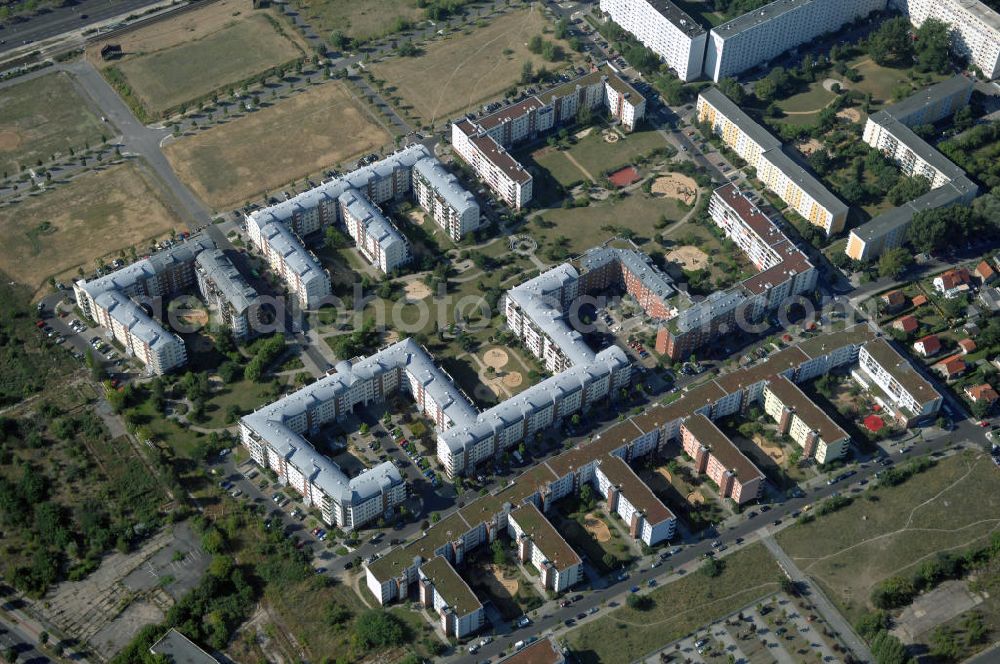 Berlin from the bird's eye view: Blick auf das Wohngebiet Weiße Taube an der Landsberger Allee / Schalkauer Strasse in Berlin - Hohenschönhausen.Auf dem Gelände einer ehemaligen Gärtnerei entstanden in raumklimatisch gesunder Ziegelbauweise geförderte 1,5 bis 4-Zimmerwohnungen von ca. 50 bis über 100 m², zwei Kindertagesstätten, Räumlichkeiten für eine gemischte gewerbliche Struktur: Geschäfte, Arztpraxen, Büros und gastronomische Betriebe - rundum ein umfassendes Güter- und Dienstleistungsangebot in einem weitgehend eigenständigen, attraktiven Wohngebiet. WWW.MAX-AICHER-IMMOBILIEN.de KCC Max Aicher Objekt Berlin GmbH & Co. KG, Vermietungsbüro: Schalkauer Str. 29, 13055 Berlin, Tel.: 030/98608730