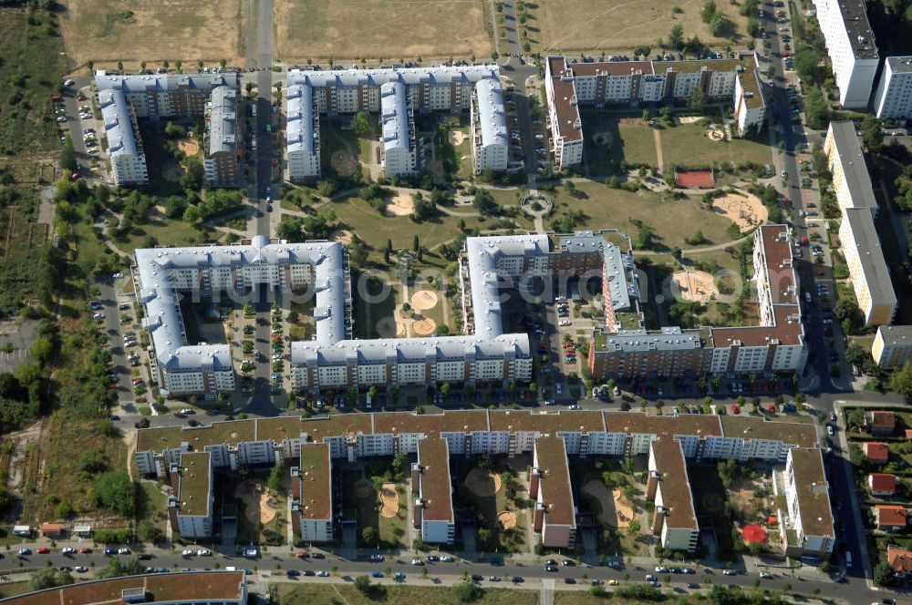 Aerial image Berlin - Blick auf das Wohngebiet Weiße Taube an der Landsberger Allee / Schalkauer Strasse in Berlin - Hohenschönhausen.Auf dem Gelände einer ehemaligen Gärtnerei entstanden in raumklimatisch gesunder Ziegelbauweise geförderte 1,5 bis 4-Zimmerwohnungen von ca. 50 bis über 100 m², zwei Kindertagesstätten, Räumlichkeiten für eine gemischte gewerbliche Struktur: Geschäfte, Arztpraxen, Büros und gastronomische Betriebe - rundum ein umfassendes Güter- und Dienstleistungsangebot in einem weitgehend eigenständigen, attraktiven Wohngebiet. WWW.MAX-AICHER-IMMOBILIEN.de KCC Max Aicher Objekt Berlin GmbH & Co. KG, Vermietungsbüro: Schalkauer Str. 29, 13055 Berlin, Tel.: 030/98608730