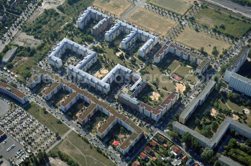 Aerial photograph Berlin - Blick auf das Wohngebiet Weiße Taube an der Landsberger Allee / Schalkauer Strasse in Berlin - Hohenschönhausen.Auf dem Gelände einer ehemaligen Gärtnerei entstanden in raumklimatisch gesunder Ziegelbauweise geförderte 1,5 bis 4-Zimmerwohnungen von ca. 50 bis über 100 m², zwei Kindertagesstätten, Räumlichkeiten für eine gemischte gewerbliche Struktur: Geschäfte, Arztpraxen, Büros und gastronomische Betriebe - rundum ein umfassendes Güter- und Dienstleistungsangebot in einem weitgehend eigenständigen, attraktiven Wohngebiet. WWW.MAX-AICHER-IMMOBILIEN.de KCC Max Aicher Objekt Berlin GmbH & Co. KG, Vermietungsbüro: Schalkauer Str. 29, 13055 Berlin, Tel.: 030/98608730