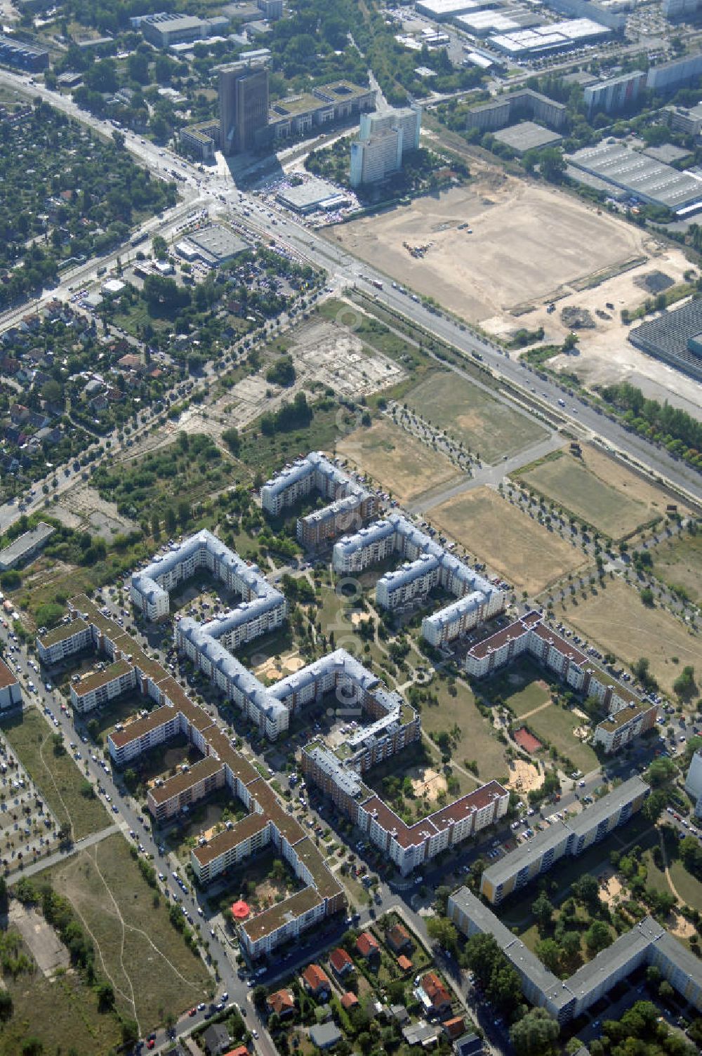 Berlin from above - Blick auf das Wohngebiet Weiße Taube an der Landsberger Allee / Schalkauer Strasse in Berlin - Hohenschönhausen.Auf dem Gelände einer ehemaligen Gärtnerei entstanden in raumklimatisch gesunder Ziegelbauweise geförderte 1,5 bis 4-Zimmerwohnungen von ca. 50 bis über 100 m², zwei Kindertagesstätten, Räumlichkeiten für eine gemischte gewerbliche Struktur: Geschäfte, Arztpraxen, Büros und gastronomische Betriebe - rundum ein umfassendes Güter- und Dienstleistungsangebot in einem weitgehend eigenständigen, attraktiven Wohngebiet. WWW.MAX-AICHER-IMMOBILIEN.de KCC Max Aicher Objekt Berlin GmbH & Co. KG, Vermietungsbüro: Schalkauer Str. 29, 13055 Berlin, Tel.: 030/98608730