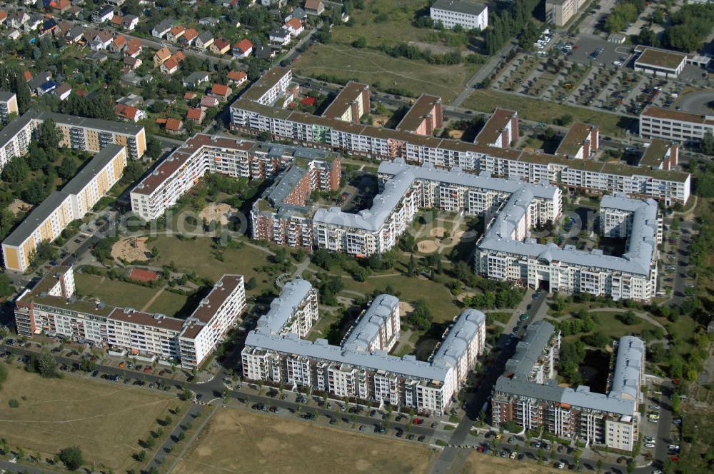 Aerial image Berlin - Blick auf das Wohngebiet Weiße Taube an der Landsberger Allee / Schalkauer Strasse in Berlin - Hohenschönhausen.Auf dem Gelände einer ehemaligen Gärtnerei entstanden in raumklimatisch gesunder Ziegelbauweise geförderte 1,5 bis 4-Zimmerwohnungen von ca. 50 bis über 100 m², zwei Kindertagesstätten, Räumlichkeiten für eine gemischte gewerbliche Struktur: Geschäfte, Arztpraxen, Büros und gastronomische Betriebe - rundum ein umfassendes Güter- und Dienstleistungsangebot in einem weitgehend eigenständigen, attraktiven Wohngebiet. WWW.MAX-AICHER-IMMOBILIEN.de KCC Max Aicher Objekt Berlin GmbH & Co. KG, Vermietungsbüro: Schalkauer Str. 29, 13055 Berlin, Tel.: 030/98608730