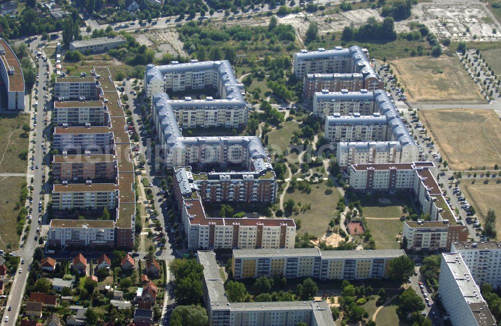 Aerial photograph Berlin - Blick auf das Wohngebiet Weiße Taube an der Landsberger Allee / Schalkauer Strasse in Berlin - Hohenschönhausen.Auf dem Gelände einer ehemaligen Gärtnerei entstanden in raumklimatisch gesunder Ziegelbauweise geförderte 1,5 bis 4-Zimmerwohnungen von ca. 50 bis über 100 m², zwei Kindertagesstätten, Räumlichkeiten für eine gemischte gewerbliche Struktur: Geschäfte, Arztpraxen, Büros und gastronomische Betriebe - rundum ein umfassendes Güter- und Dienstleistungsangebot in einem weitgehend eigenständigen, attraktiven Wohngebiet. WWW.MAX-AICHER-IMMOBILIEN.de KCC Max Aicher Objekt Berlin GmbH & Co. KG, Vermietungsbüro: Schalkauer Str. 29, 13055 Berlin, Tel.: 030/98608730