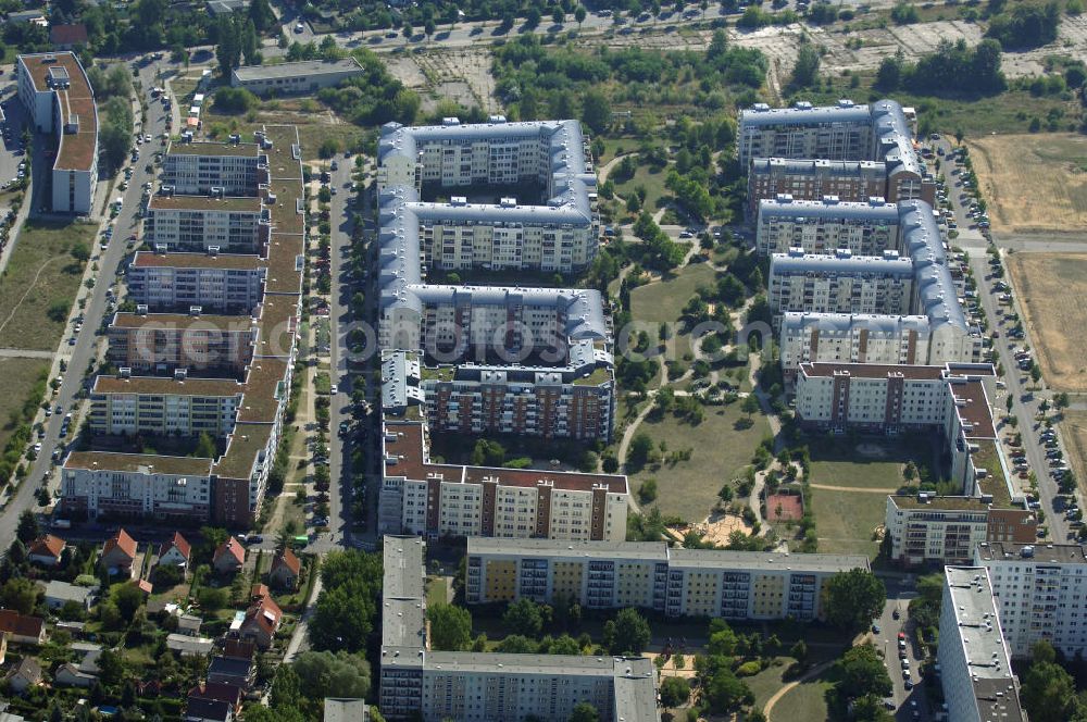 Berlin from above - Blick auf das Wohngebiet Weiße Taube an der Landsberger Allee / Schalkauer Strasse in Berlin - Hohenschönhausen.Auf dem Gelände einer ehemaligen Gärtnerei entstanden in raumklimatisch gesunder Ziegelbauweise geförderte 1,5 bis 4-Zimmerwohnungen von ca. 50 bis über 100 m², zwei Kindertagesstätten, Räumlichkeiten für eine gemischte gewerbliche Struktur: Geschäfte, Arztpraxen, Büros und gastronomische Betriebe - rundum ein umfassendes Güter- und Dienstleistungsangebot in einem weitgehend eigenständigen, attraktiven Wohngebiet. WWW.MAX-AICHER-IMMOBILIEN.de KCC Max Aicher Objekt Berlin GmbH & Co. KG, Vermietungsbüro: Schalkauer Str. 29, 13055 Berlin, Tel.: 030/98608730