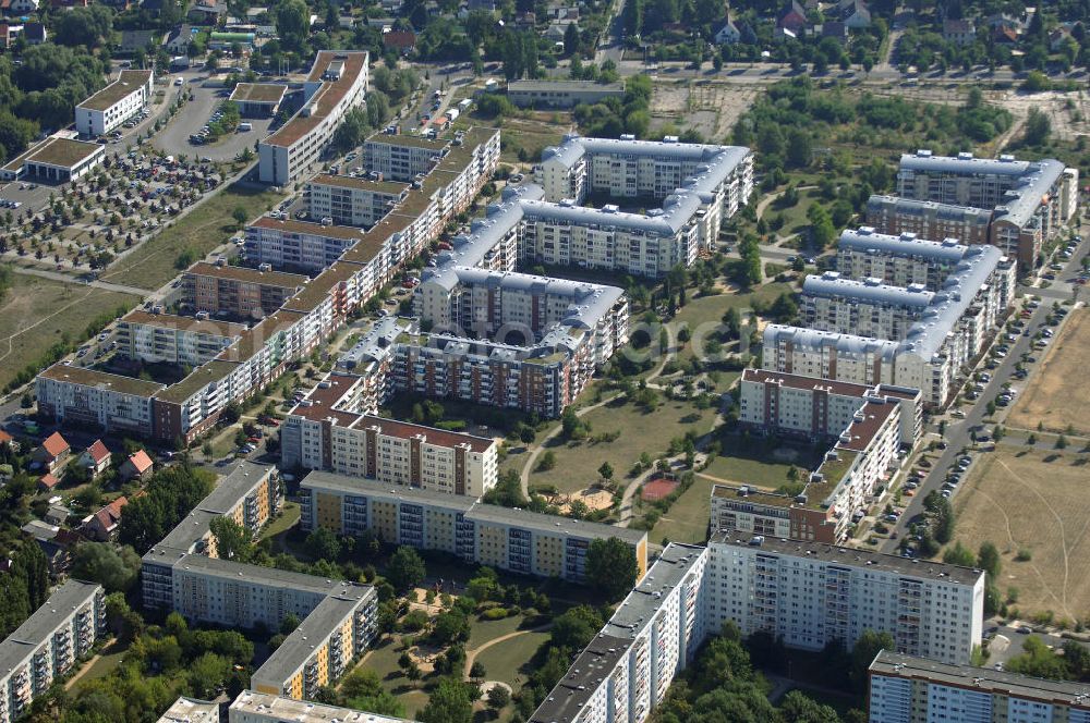 Berlin from the bird's eye view: Blick auf das Wohngebiet Weiße Taube an der Landsberger Allee / Schalkauer Strasse in Berlin - Hohenschönhausen.Auf dem Gelände einer ehemaligen Gärtnerei entstanden in raumklimatisch gesunder Ziegelbauweise geförderte 1,5 bis 4-Zimmerwohnungen von ca. 50 bis über 100 m², zwei Kindertagesstätten, Räumlichkeiten für eine gemischte gewerbliche Struktur: Geschäfte, Arztpraxen, Büros und gastronomische Betriebe - rundum ein umfassendes Güter- und Dienstleistungsangebot in einem weitgehend eigenständigen, attraktiven Wohngebiet. WWW.MAX-AICHER-IMMOBILIEN.de KCC Max Aicher Objekt Berlin GmbH & Co. KG, Vermietungsbüro: Schalkauer Str. 29, 13055 Berlin, Tel.: 030/98608730