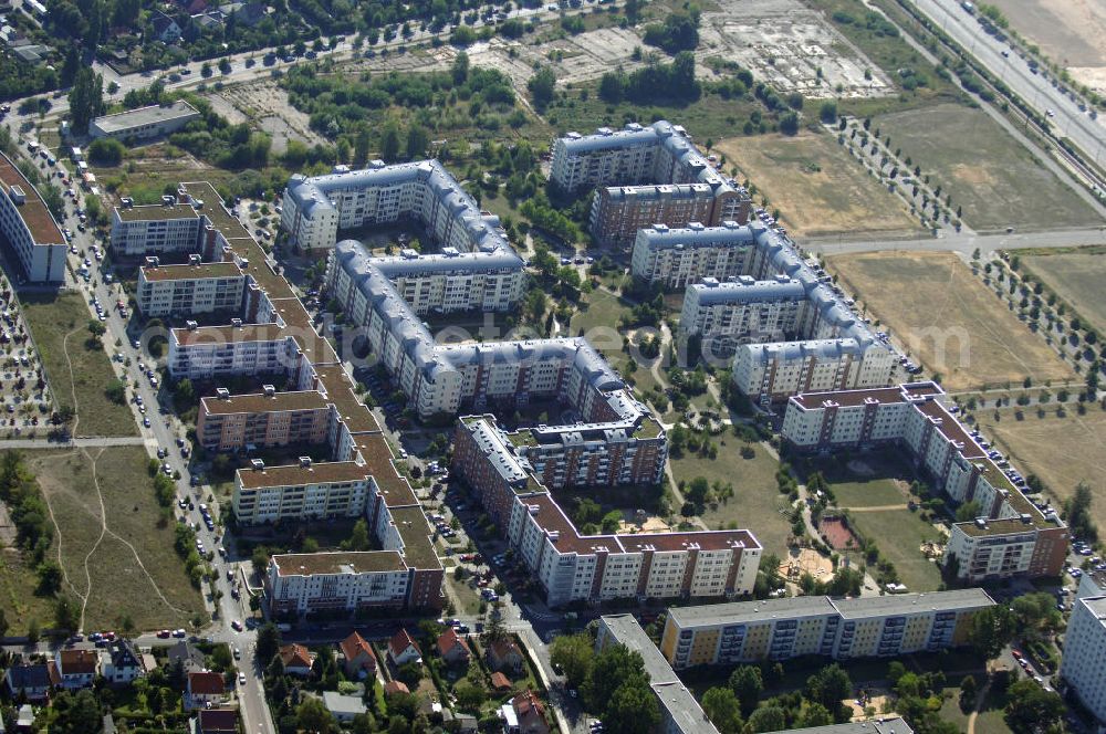 Aerial image Berlin - Blick auf das Wohngebiet Weiße Taube an der Landsberger Allee / Schalkauer Strasse in Berlin - Hohenschönhausen.Auf dem Gelände einer ehemaligen Gärtnerei entstanden in raumklimatisch gesunder Ziegelbauweise geförderte 1,5 bis 4-Zimmerwohnungen von ca. 50 bis über 100 m², zwei Kindertagesstätten, Räumlichkeiten für eine gemischte gewerbliche Struktur: Geschäfte, Arztpraxen, Büros und gastronomische Betriebe - rundum ein umfassendes Güter- und Dienstleistungsangebot in einem weitgehend eigenständigen, attraktiven Wohngebiet. WWW.MAX-AICHER-IMMOBILIEN.de KCC Max Aicher Objekt Berlin GmbH & Co. KG, Vermietungsbüro: Schalkauer Str. 29, 13055 Berlin, Tel.: 030/98608730