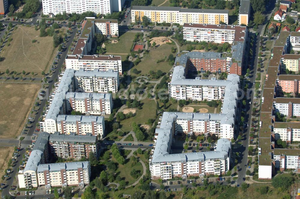 Aerial photograph Berlin - Blick auf das Wohngebiet Weiße Taube an der Landsberger Allee / Schalkauer Strasse in Berlin - Hohenschönhausen.Auf dem Gelände einer ehemaligen Gärtnerei entstanden in raumklimatisch gesunder Ziegelbauweise geförderte 1,5 bis 4-Zimmerwohnungen von ca. 50 bis über 100 m², zwei Kindertagesstätten, Räumlichkeiten für eine gemischte gewerbliche Struktur: Geschäfte, Arztpraxen, Büros und gastronomische Betriebe - rundum ein umfassendes Güter- und Dienstleistungsangebot in einem weitgehend eigenständigen, attraktiven Wohngebiet. WWW.MAX-AICHER-IMMOBILIEN.de KCC Max Aicher Objekt Berlin GmbH & Co. KG, Vermietungsbüro: Schalkauer Str. 29, 13055 Berlin, Tel.: 030/98608730