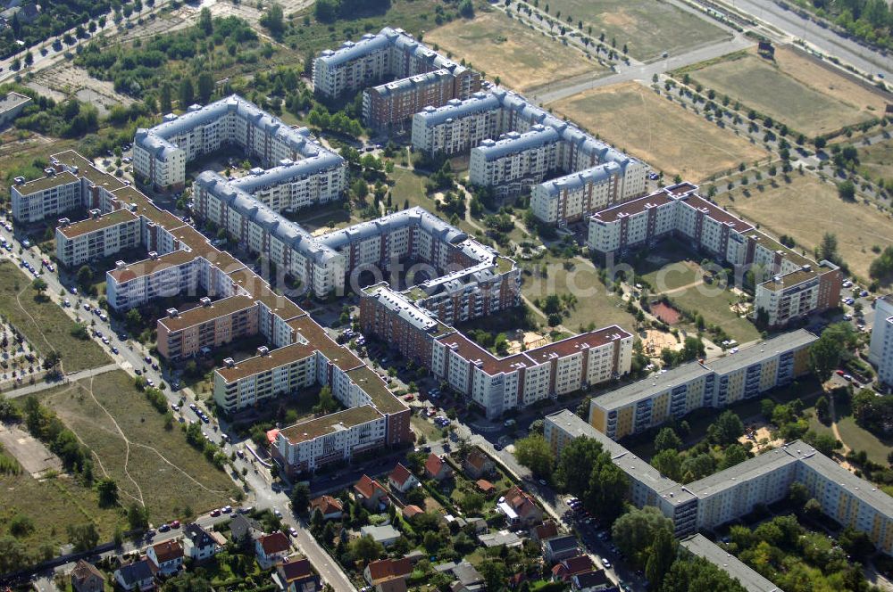 Berlin from above - Blick auf das Wohngebiet Weiße Taube an der Landsberger Allee / Schalkauer Strasse in Berlin - Hohenschönhausen.Auf dem Gelände einer ehemaligen Gärtnerei entstanden in raumklimatisch gesunder Ziegelbauweise geförderte 1,5 bis 4-Zimmerwohnungen von ca. 50 bis über 100 m², zwei Kindertagesstätten, Räumlichkeiten für eine gemischte gewerbliche Struktur: Geschäfte, Arztpraxen, Büros und gastronomische Betriebe - rundum ein umfassendes Güter- und Dienstleistungsangebot in einem weitgehend eigenständigen, attraktiven Wohngebiet. WWW.MAX-AICHER-IMMOBILIEN.de KCC Max Aicher Objekt Berlin GmbH & Co. KG, Vermietungsbüro: Schalkauer Str. 29, 13055 Berlin, Tel.: 030/98608730