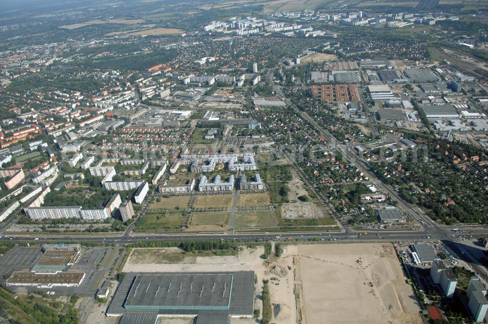 Berlin from the bird's eye view: Blick auf das Wohngebiet Weiße Taube an der Landsberger Allee / Schalkauer Strasse in Berlin - Hohenschönhausen.Auf dem Gelände einer ehemaligen Gärtnerei entstanden in raumklimatisch gesunder Ziegelbauweise geförderte 1,5 bis 4-Zimmerwohnungen von ca. 50 bis über 100 m², zwei Kindertagesstätten, Räumlichkeiten für eine gemischte gewerbliche Struktur: Geschäfte, Arztpraxen, Büros und gastronomische Betriebe - rundum ein umfassendes Güter- und Dienstleistungsangebot in einem weitgehend eigenständigen, attraktiven Wohngebiet. WWW.MAX-AICHER-IMMOBILIEN.de KCC Max Aicher Objekt Berlin GmbH & Co. KG, Vermietungsbüro: Schalkauer Str. 29, 13055 Berlin, Tel.: 030/98608730