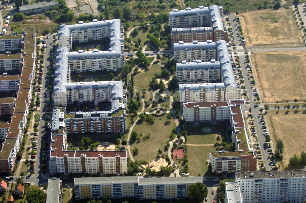 Berlin from above - Blick auf das Wohngebiet Weiße Taube an der Landsberger Allee / Schalkauer Strasse in Berlin - Hohenschönhausen.Auf dem Gelände einer ehemaligen Gärtnerei entstanden in raumklimatisch gesunder Ziegelbauweise geförderte 1,5 bis 4-Zimmerwohnungen von ca. 50 bis über 100 m², zwei Kindertagesstätten, Räumlichkeiten für eine gemischte gewerbliche Struktur: Geschäfte, Arztpraxen, Büros und gastronomische Betriebe - rundum ein umfassendes Güter- und Dienstleistungsangebot in einem weitgehend eigenständigen, attraktiven Wohngebiet. WWW.MAX-AICHER-IMMOBILIEN.de KCC Max Aicher Objekt Berlin GmbH & Co. KG, Vermietungsbüro: Schalkauer Str. 29, 13055 Berlin, Tel.: 030/98608730